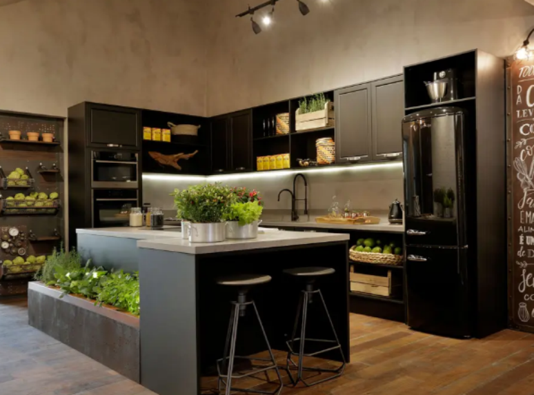 9. Black and Gray Kitchen: Black and Gray Kitchen: Black Cabinets for a Sophisticated and Contemporary Look – Project: Érica Salguero |  Photo: Denilson Machado/CASACOR