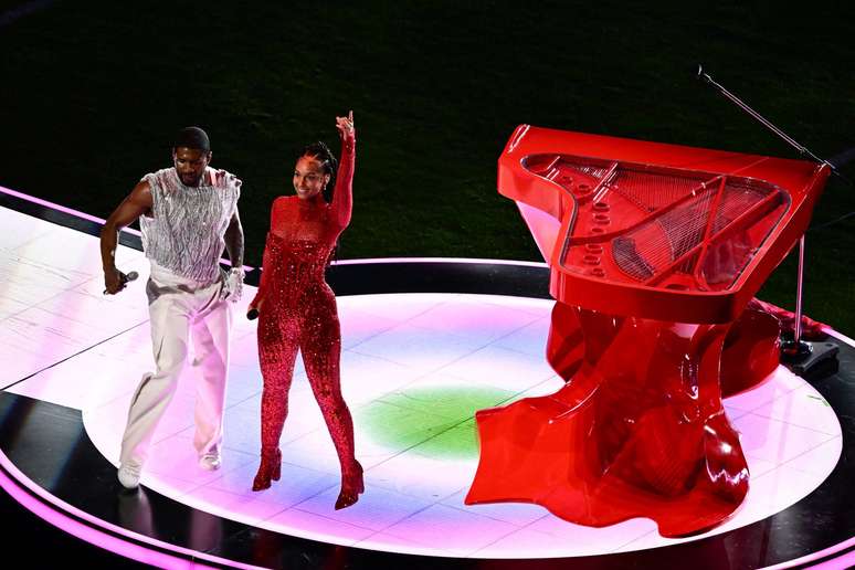 Usher e Alicia Keys cantam o sucesso My Boo (Photo by PATRICK T. FALLON/AFP via Getty Images)