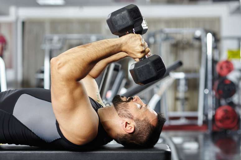Tríceps testa é um ótimo exercício para braços mais fortes