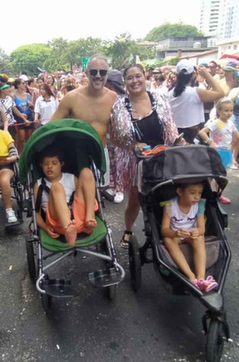 A família escolheu ir com carrinhos para dar melhor conforto para as crianças