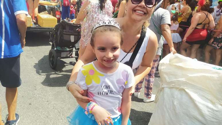 Sara, de 6 anos, é venezuelana e está aproveitando o carnaval de São Paulo