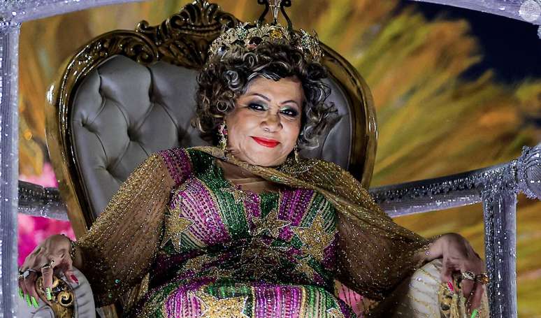 Desfile da Mangueira &eacute; marcado por susto com Alcione, que passou mal, e acidente com mulher em carro aleg&oacute;rico.