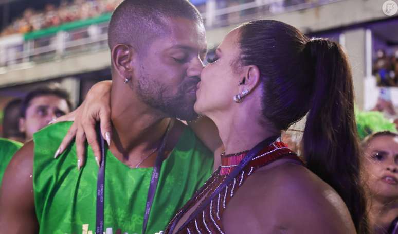 Viviane Araujo e Guilherme Militão se beijaram na Sapucaí no carnaval 2024.