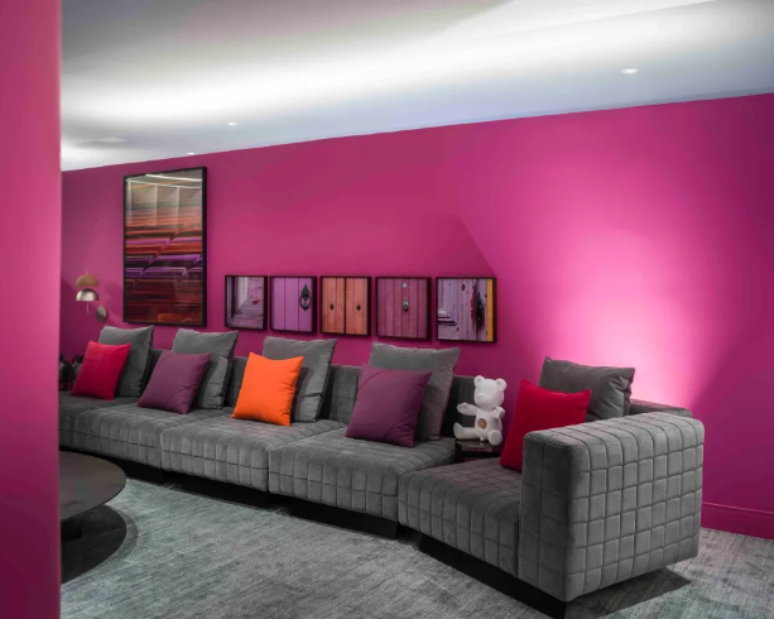 18. Cores para sala: rosa pink + cinza para um décor ousado e moderno – Projeto: Brunete Fraccaroli Arquitetura & Interiores | Foto: Romulo Fialdini/CASACOR