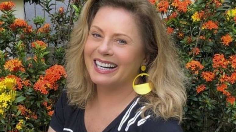 Vera Fischer spends the carnival at home in a bikini
