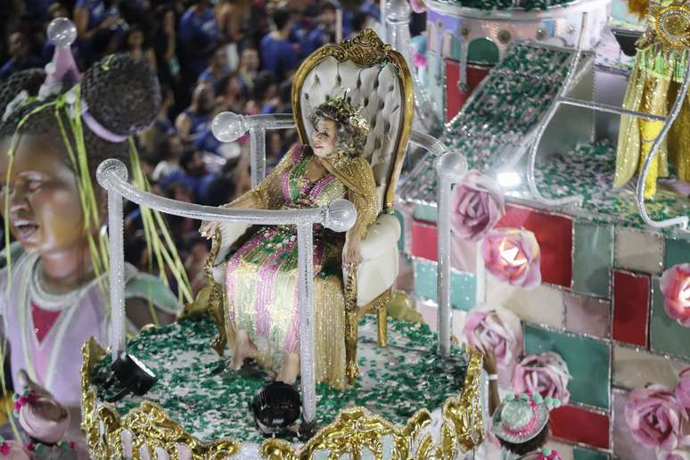 Com o enredo "A Negra Voz do Amanhã", Alcione é homenageada em desfile da Mangueira