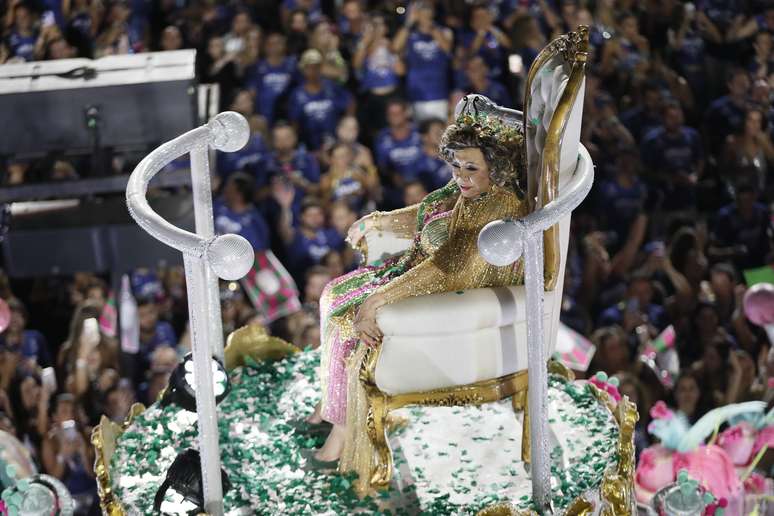 Com o enredo "A Negra Voz do Amanhã", Alcione é homenageada em desfile da Mangueira