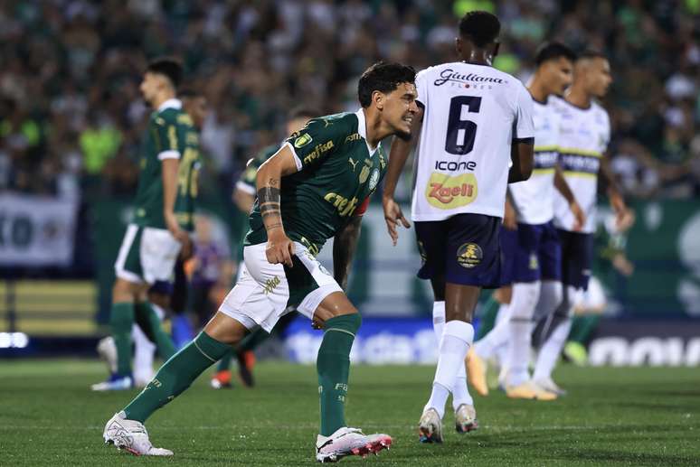 Gustavo Gomez em ação durante empate do Palmeiras com o Santo André 