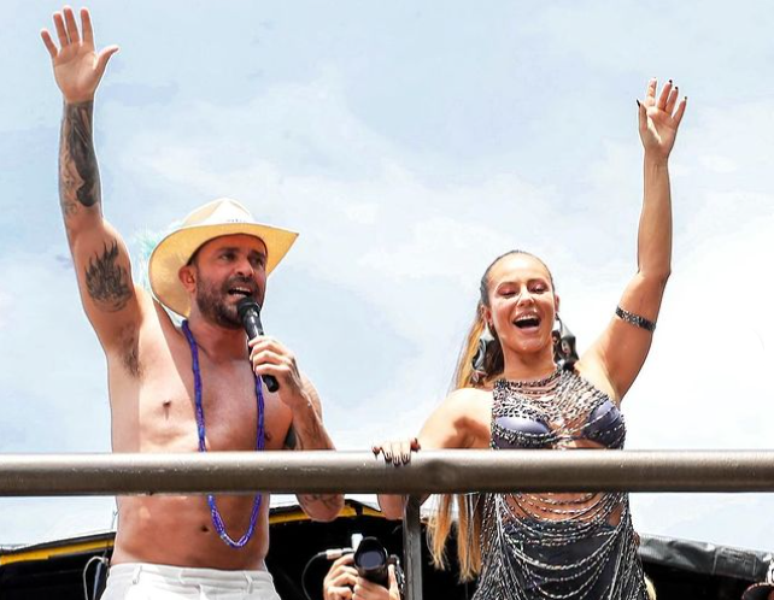Paolla e Diogo em bloco de carnaval em Copacabana