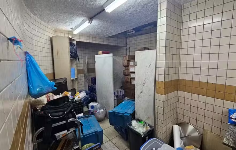 Representantes de camarote da Sapucaí foram presos por preparar e armazenar alimentos no banheiro