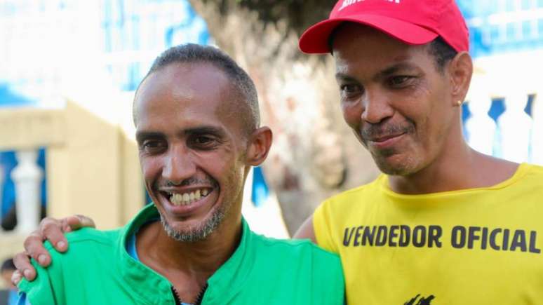 After 15 years, a waiter meets his can collector brother in action at the Salvador Carnival