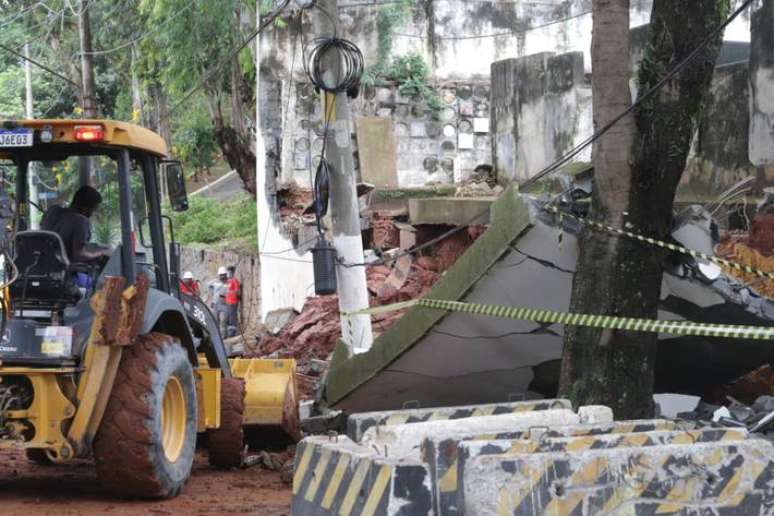 A forte tempestade que atingiu a cidade de São Paulo na noite de terça-feira, 13, derrubou parte do muro do Cemitério Araçá, localizado no Pacaembu, zona oeste da capital.