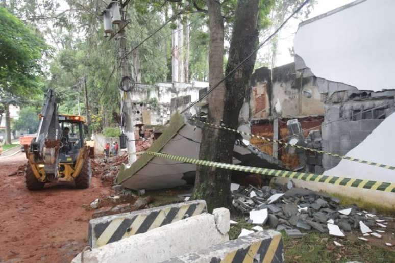 A concessionária afirmou que já isolou o local e está tomando as devidas providências para a reconstrução do muro.