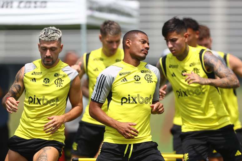 De La Cruz em treinamento com seus companheiros no Flamengo Divulgação / Flamengo