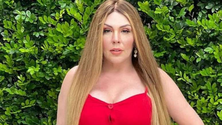 Simony takes off her wig and reveals what her hair looks like after cancer treatment