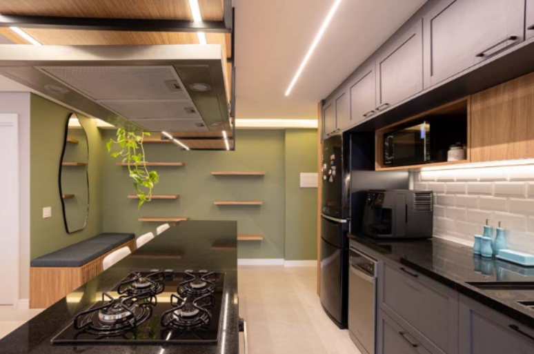 3. Instale seu cooktop sobre bancadas resistentes, como granito ou mármore – Projeto: Rafaella Grasnoff – Loft 7 Arquitetura | Foto: Dam Mol