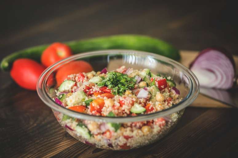 Salada refrescante de quinoa