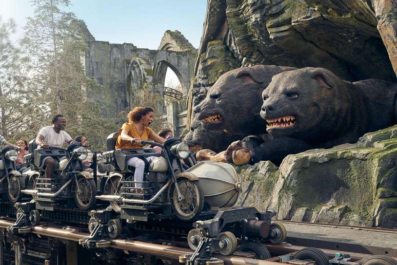 Fluffy, o c&atilde;o de tr&ecirc;s cabe&ccedil;as tamb&eacute;m d&aacute; as caras na Hagrid&rsquo;s Magical Creature Motorbike Adventure