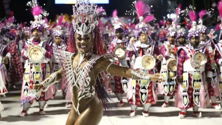Com atriz Erika Januza como rainha, 'Viradouro' vence Carnaval no Rio