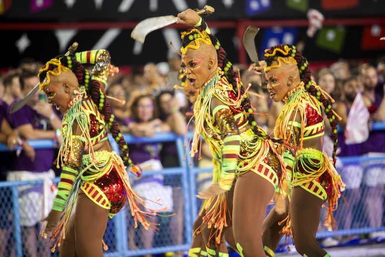 Viradouro encerrou o segundo dia de desfile no Rio 