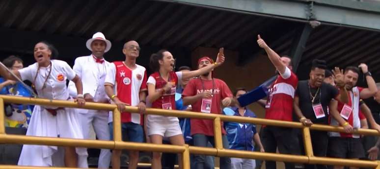 Integrantes da Viradouro celebram terceiro título no carnaval do Rio de Janeiro.