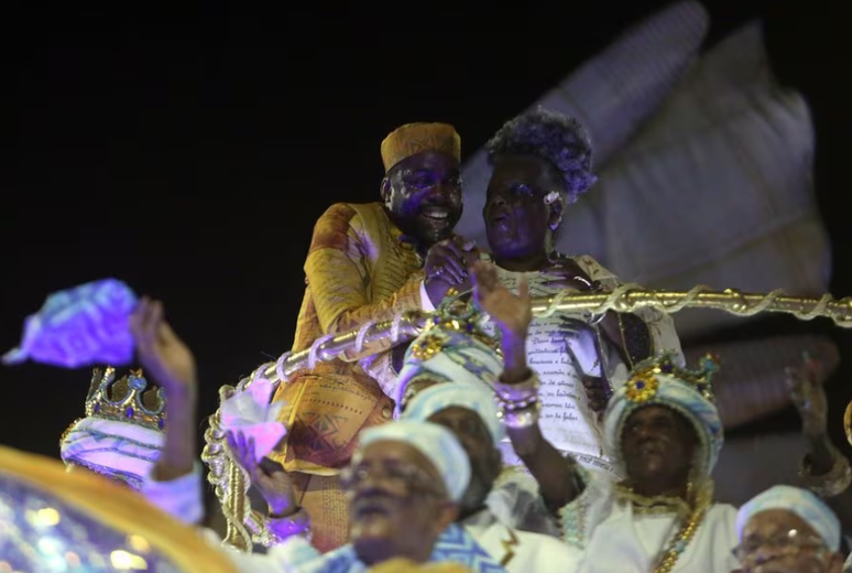 O ator Lazaro Ramos desfila pela Portela no Carnaval 2024 do Rio de Janeiro