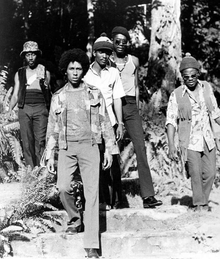 Bob Marley em uma foto de 1972 com membros do The Wailers
