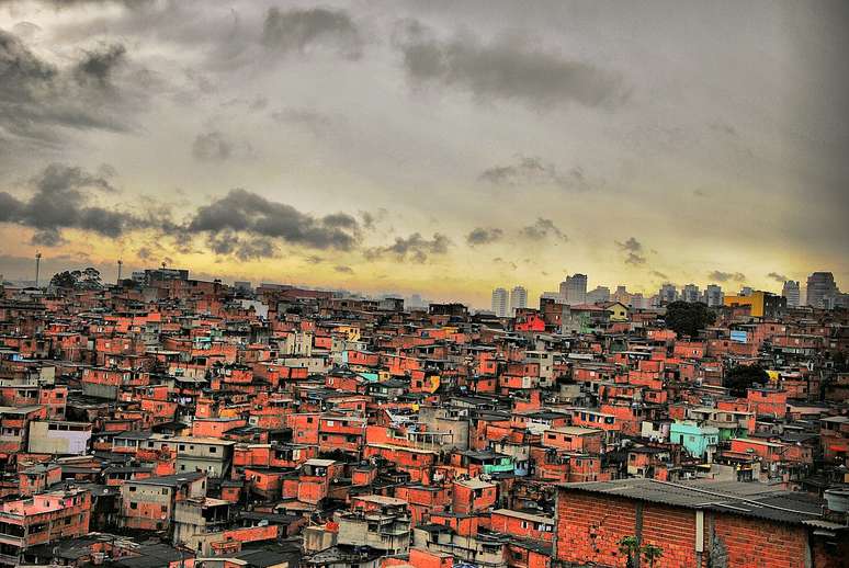 Favela Paraisópolis, Autoria: Roberto Rocco, Local: São Paulo/SP, Data: 25 de junho de 2014, sob a licença Creative Commons.