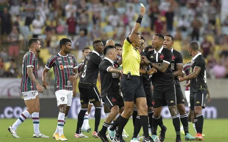 Arbitragem tenebrosa mais uma vez rouba a cena no Cariocão