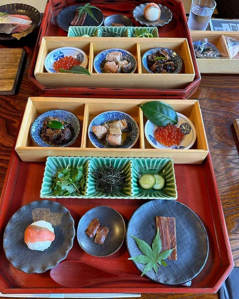 O restaurante Idutsuya serve diversas iguarias preparadas com salmão, como se fossem pequenas joias