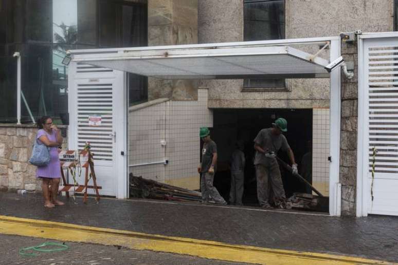 Moradores foram até o edifício interditado pela Defesa Civil para resgatar pertences