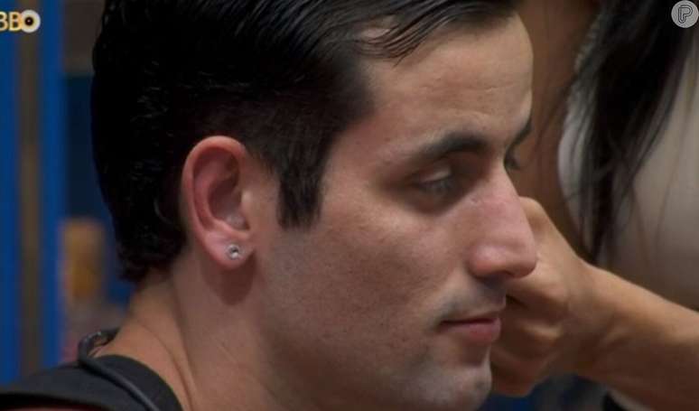 Matteus deixou Isabelle colocar um brinco de strass nele no 'BBB 24'.