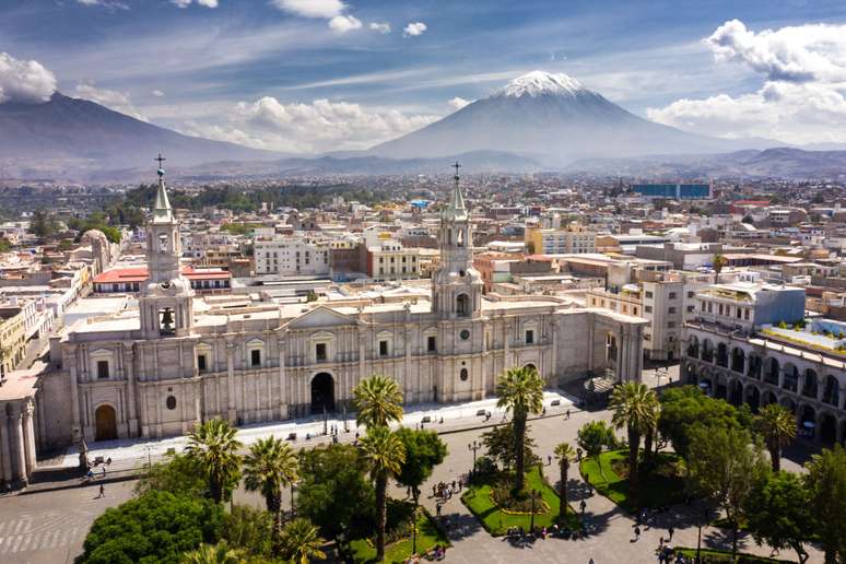 Da pra&ccedil;a central &eacute; poss&iacute;vel contemplar o emblem&aacute;tico vulc&atilde;o Misti 