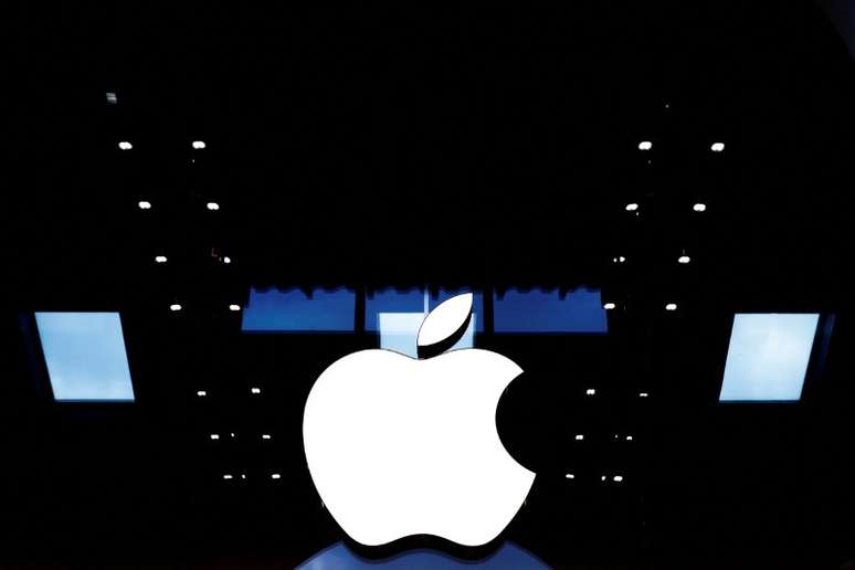 Logo da Apple em loja da empresa em Paris
15/07/2020 REUTERS/Gonzalo Fuentes