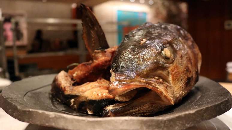 A cabeça do buri, onde o peixe armazena grande parte da sua gordura, possui o melhor sabor umami