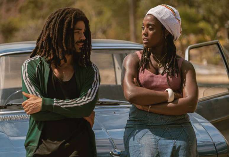 Kingsley Ben-Adir como Bob Marley e Lashana Lynch como Rita Marley em 'Bob Marley: One Love'.