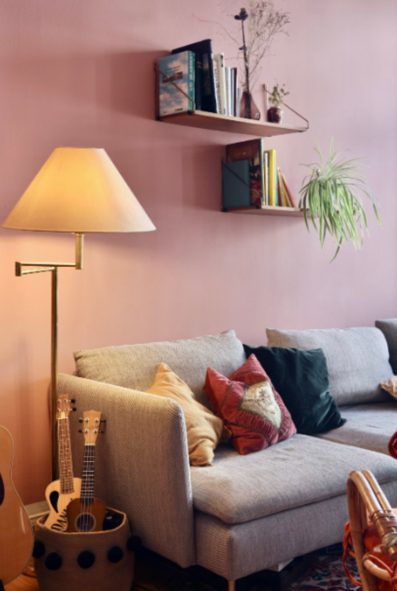 11. Cor rosa: em espaços pequenos, use rosa claro com neutros; em grandes, destaque com rosa vibrante e decoração simples – Foto: Unsplash