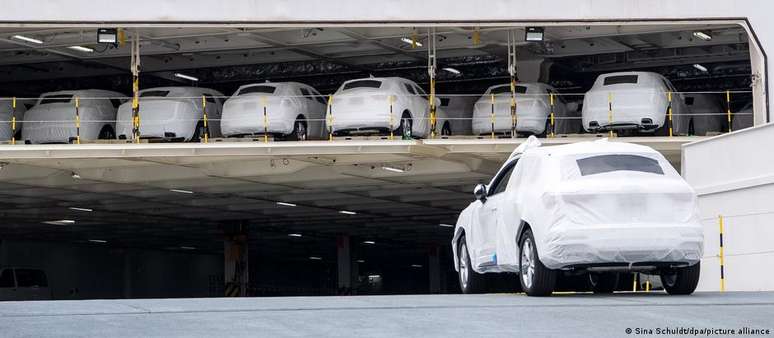 Cargueiro transporta automóveis da VW construídos na China