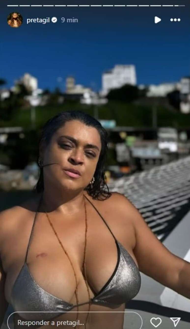 Preta Gil appears after feeling ill during the Salvador carnival