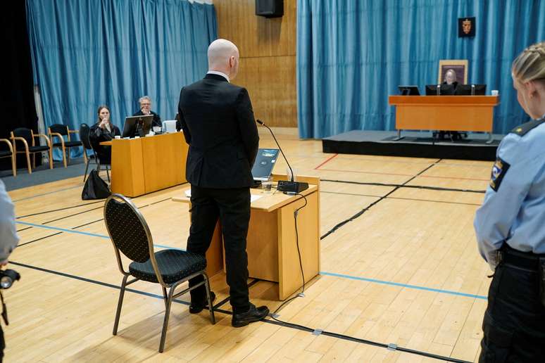 Anders Behring Breivik participa de audiência na prisão de Ringerike