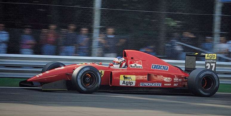 Jean Alesi e a Ferrari F92A em Monza. Um projeto equivocado de 30 anos atras deu origem às laterais esculpidas de hoje