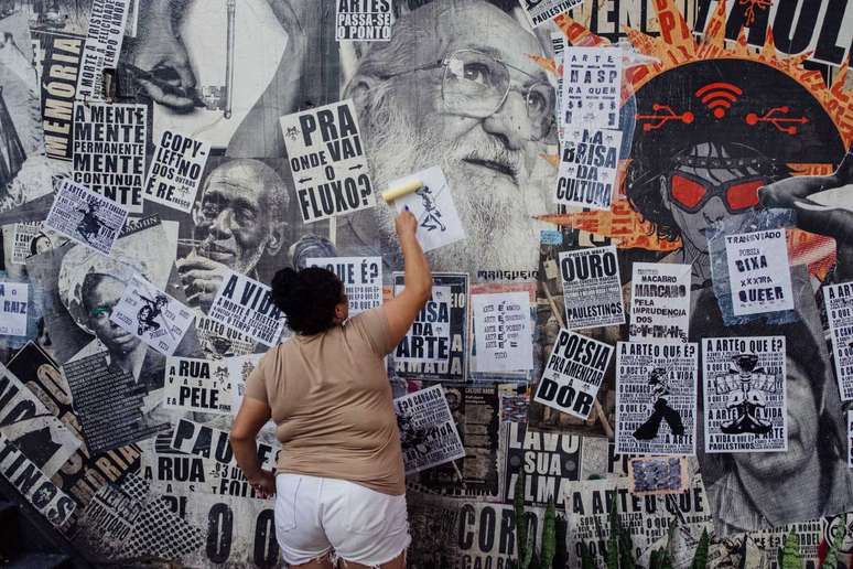 Em São Paulo, produção e reprodução de lambe-lambe é parte importante das manifestações visuais da arte urbana