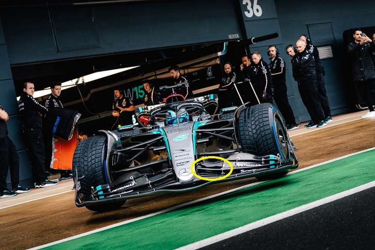 George Russell saindo dos boxes com o W15. Em amarelo, a ligação que a Mercedes fez para tentar potencializar mais o ar na frente do carro