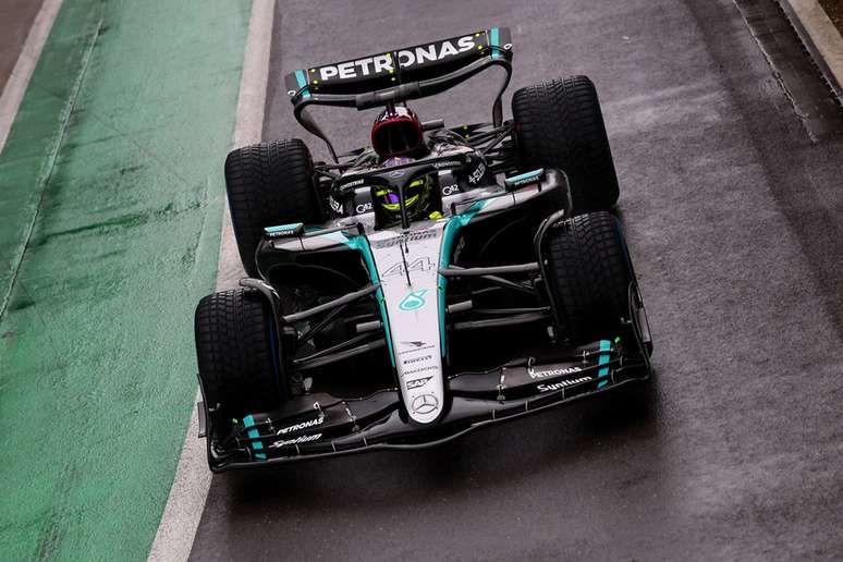 Lewis Hamilton e o W15 em ação em Silverstone