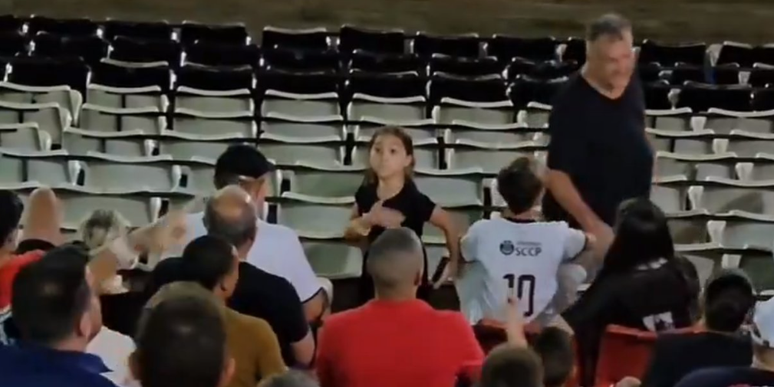Menina com camisa do Corinthians bate no peito para responder xingamentos de torcedores rivais