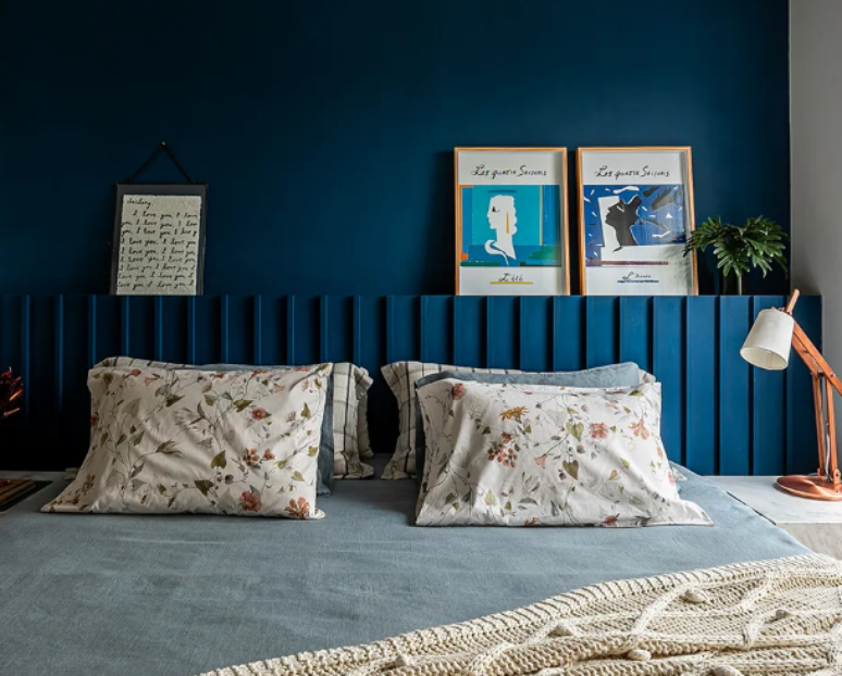 3. Cores para quarto de casal: mobiliário, tecidos, tapetes e objetos de decoração escolhidos especialmente para destacar a parede azul – Projeto: Helô Marques | Foto: Pedro Mascaro/CASACOR