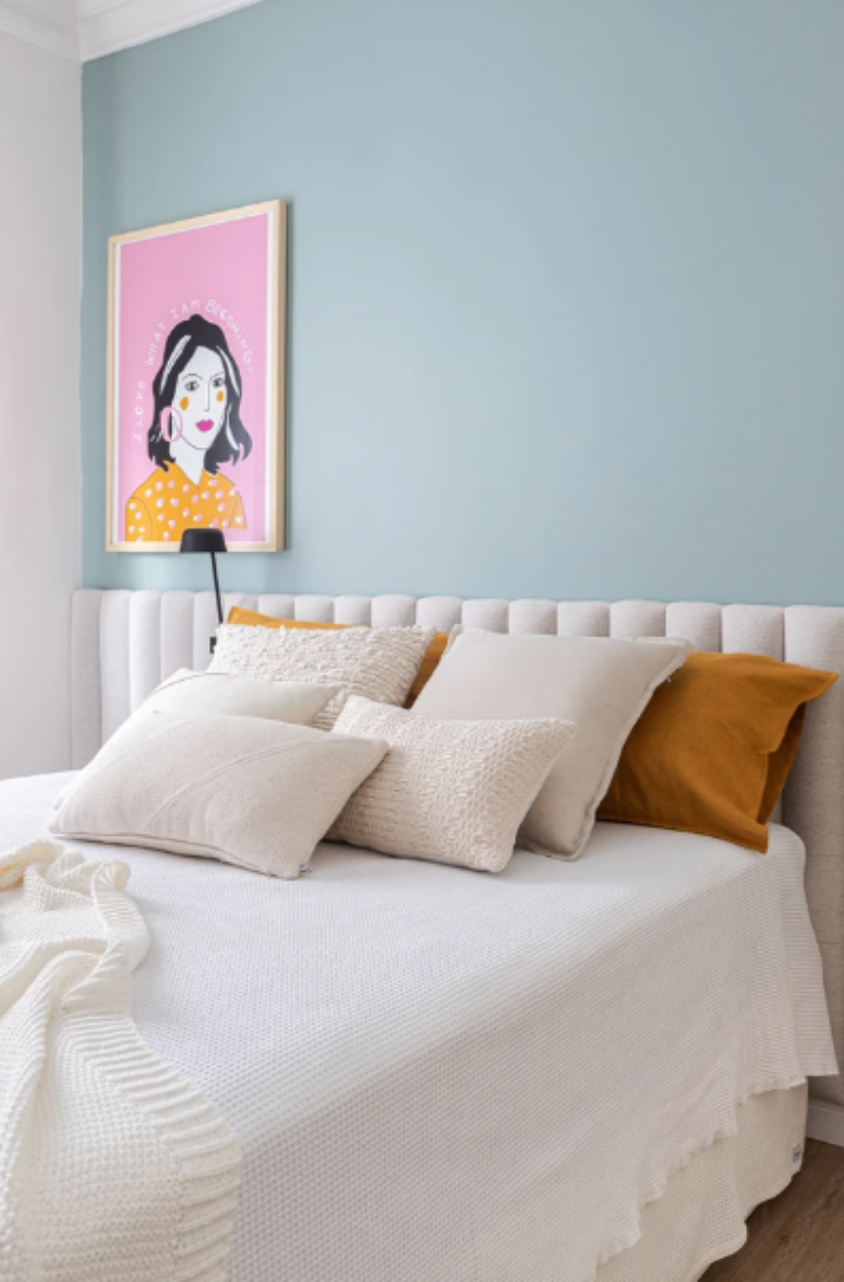 22. Cores para quartos: parede azul claro + cama com cabeceira em gomos neutra – Projeto: Renata Costa | Foto: Gisele Rampazzo