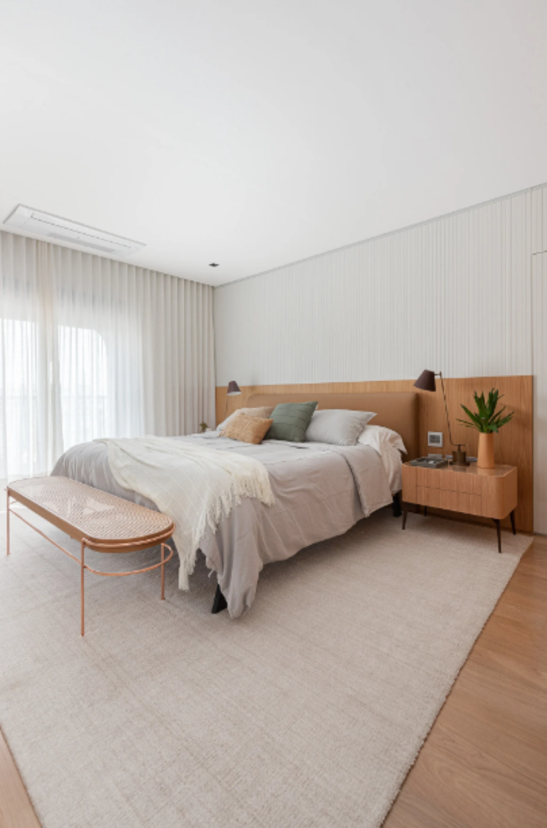 21. Cores para quartos: décor minimalista com cama elegante, mobília moderna de madeira e tons neutros suaves – – Projeto: Duda Senna Arquitetura | Foto: Gisele Rampazzo