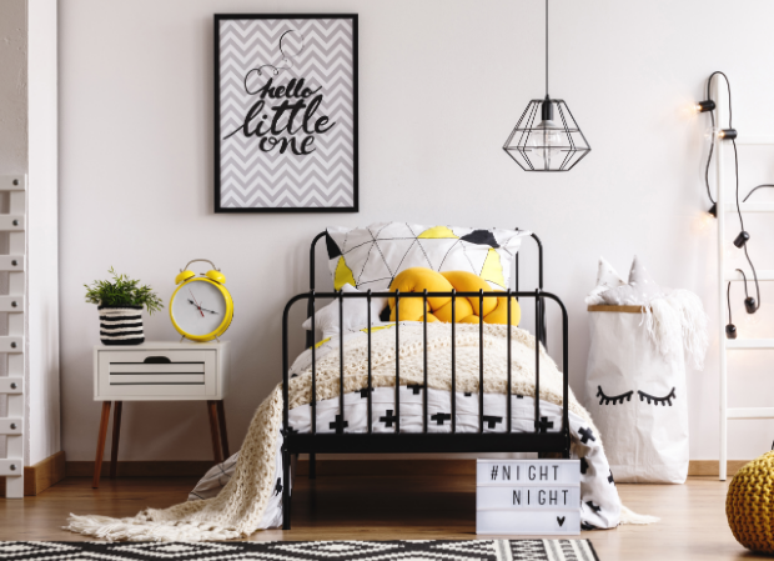 6. Cores para quarto: base neutro + elementos decorativos pretos e amarelos – Foto: Shutterstock