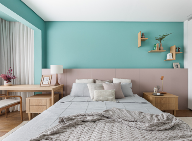 11. Cores para quartos: parede bicolor em tons pastel, mobília de madeira e detalhes acolhedores. – Projeto: Duda Senna Arquitetura | Foto: Gisele Rampazzo